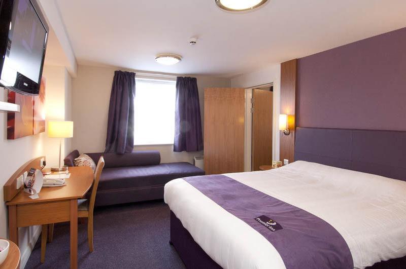 Premier Inn Poole Centre Екстериор снимка